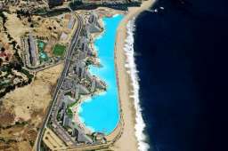 Гигантский бассейн на тихоокеанском побережье в Чили