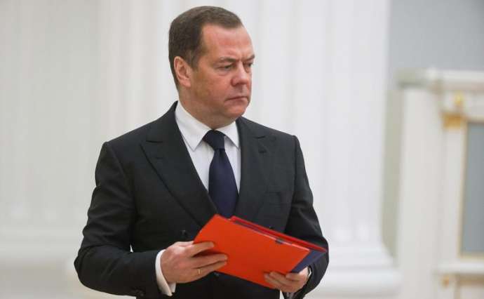 Дмитрий Медведев раскритиковал YandexGPT за уход от ответов про Бандеру